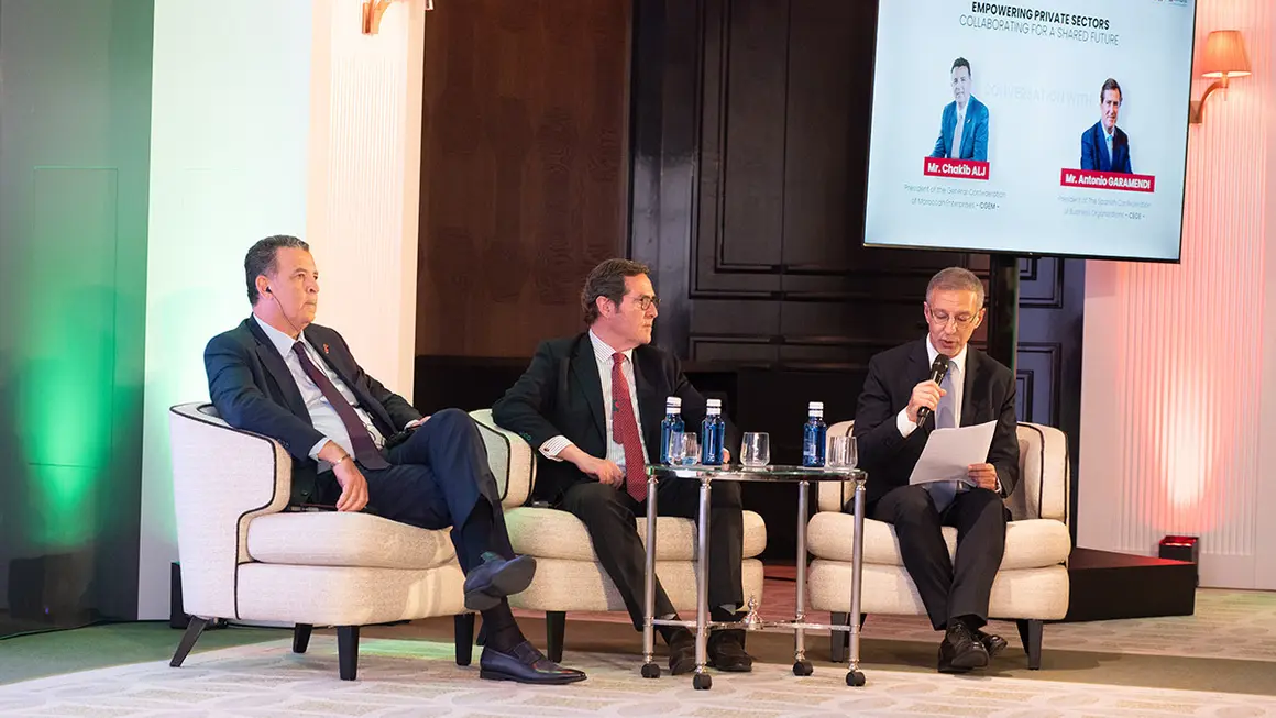 Presidente de la Confederación Española de Organizaciones Empresariales (CEOE), Antonio Garamendi, presidente de la Confederación General de Empresas de Marruecos (CGEM), Chakib Alj, moderada por Adil Rais, copresidente del Consejo Económico Marruecos-España (CEMAES) - ATALAYAR/GUILLERMO LÓPEZ