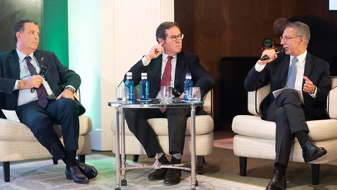 Presidente de la Confederación Española de Organizaciones Empresariales (CEOE), Antonio Garamendi, presidente de la Confederación General de Empresas de Marruecos (CGEM), Chakib Alj, moderada por Adil Rais, copresidente del Consejo Económico Marruecos-España (CEMAES) - ATALAYAR/GUILLERMO LÓPEZ