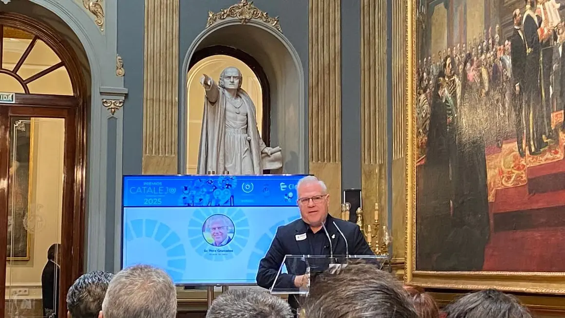 Pere Granados, alcalde de Salou, invita a los presentes a la entrega de los Premios Catalejo 2026, que se celebrará en esa ciudad - PHOTO/ATALAYAR