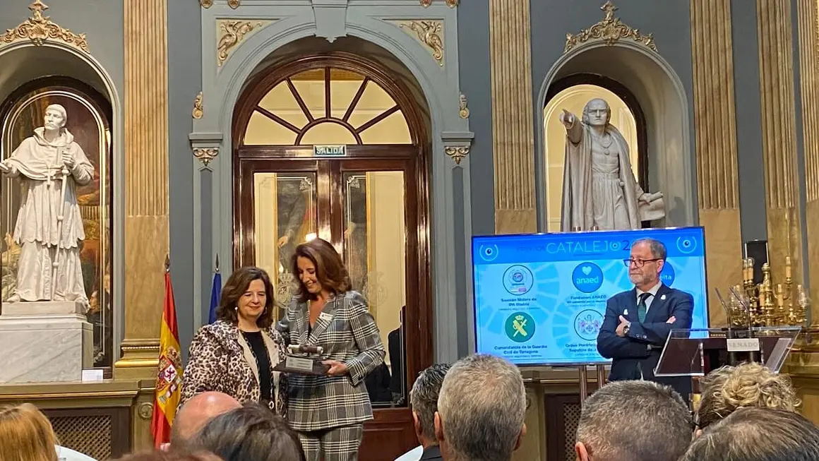 Antonia Jesús Ledesma, vicepresidenta de la Diputación de Málaga, recoge el Premio Catalejo 2024, que no pudo serle entregado en la ceremonia del año pasado - PHOTO/ATALAYAR