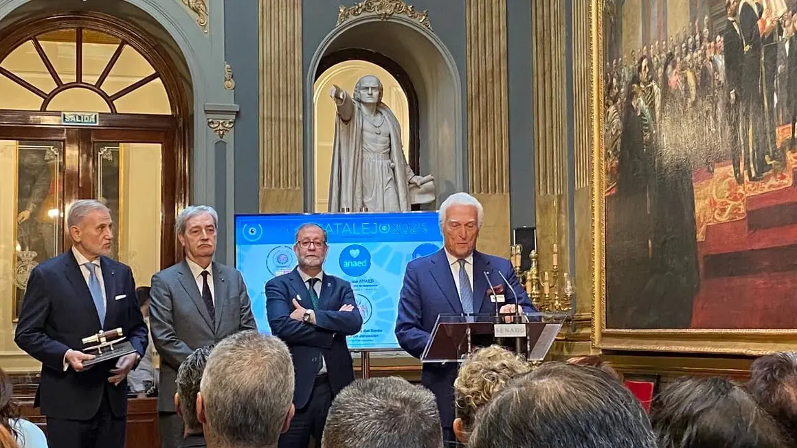 Alfredo Bastianelli, canciller de la Orden Pontificia del Santo Sepulcro de Jerusalén, agradece el Premio Catalejo 2025 - PHOTO/ATALAYAR