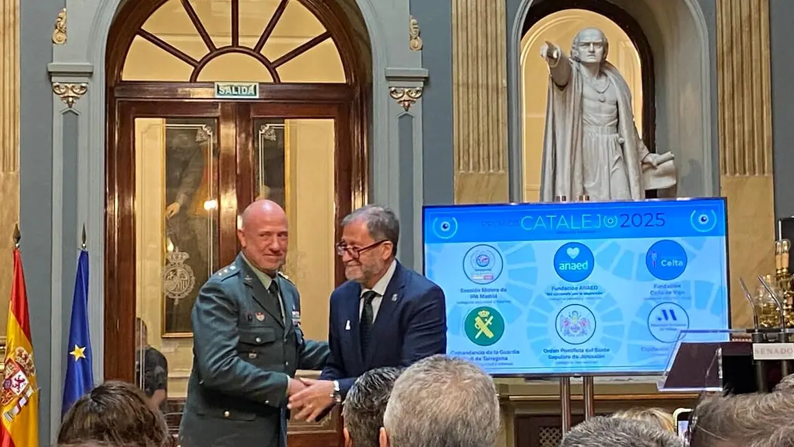 El Teniente Coronel Jordi Verger, jefe de la Comandancia de la Guardia Civil de Tarragona, recibe el Premio Catalejo 2025 en la categoría de seguridad y defensa - PHOTO/ATALAYAR