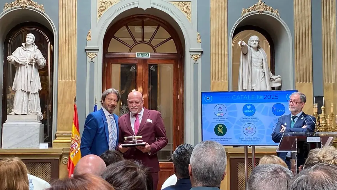 José Ramón Pagés, coordinador nacional de la Fundación ANAED, recibe el Premio Catalejo 2025 en la categoría de sanidad y medicina de manos de Ricardo Martín, miembro del ODHE - PHPTP/ATALAYAR