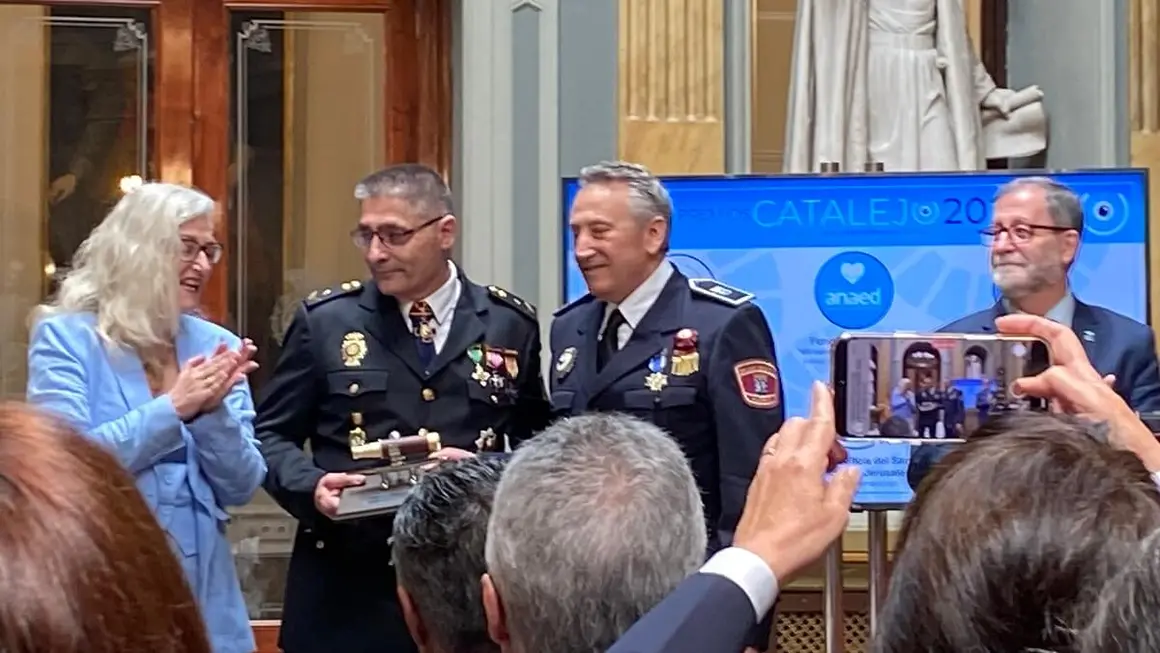 Representantes de la Sección Motera de IPA Madrid recogen el Premio Caalejo 2025 en la categoría de seguridad y defensa - PHOTO/ATALAYAR