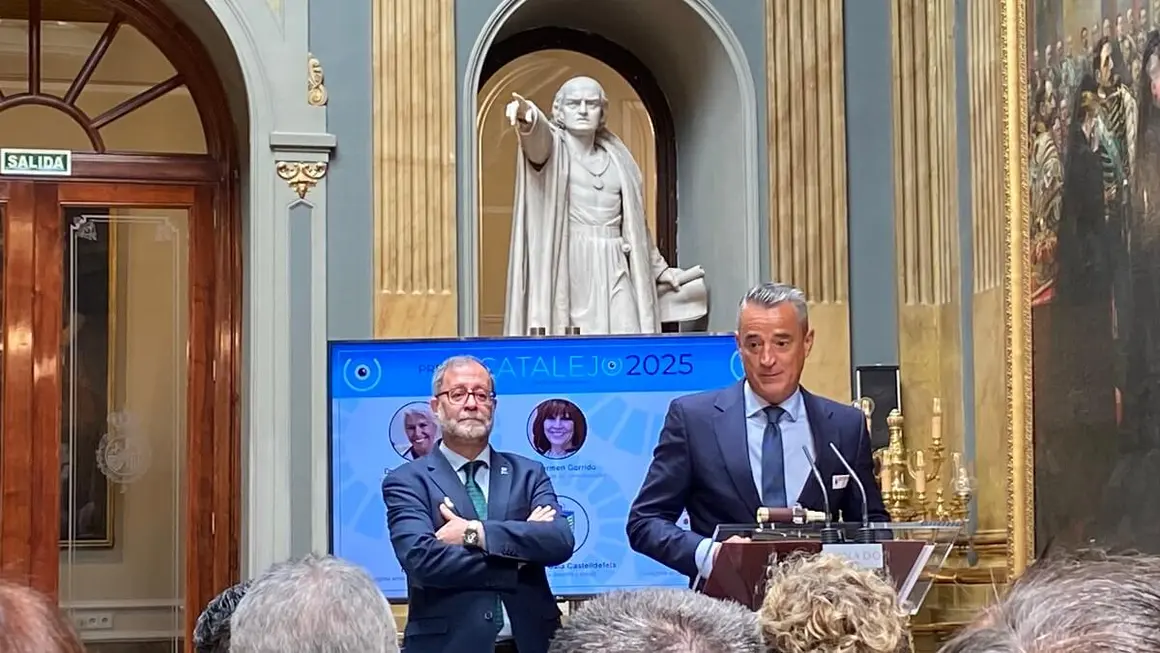 Juan Luis Vidal, director territorial de Castilla-La Mancha de CaixaBank, agradece el Premio Catalejo 2025 en la categoría de empresa y actividad económica - PHOTO/ATALAYAR