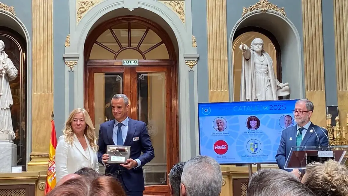 Leonor Gallardo entrega el Premio Catalejo 2025 a Juan Luis Vidal, director territorial de Castilla-La Mancha de CaixaBank - PHOTO/ATALAYAR