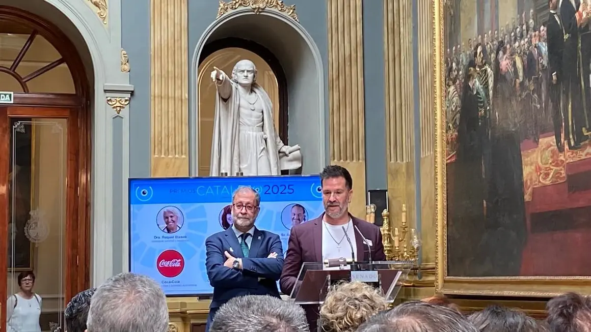 Juan José Capdevila, presidente del Club de Fútbol Sala Castelldefels, agradece el Premio Catalejo 2025 en la categoría deporte y salud - PHOTO/ATALAYAR