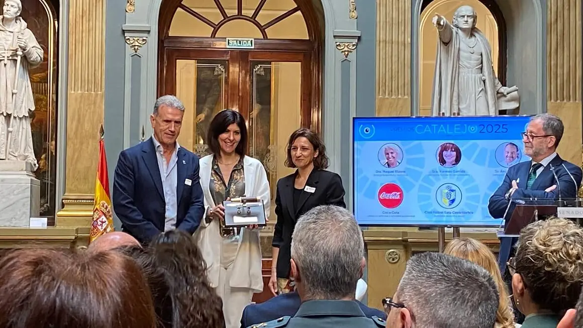 Rosa María Yagüe y Margarita Marín, de Coca-Cola España, recogen el Premio Catalejo 2025 en la categoría de empresa y actividad económica - PHOTO/ATALAYAR