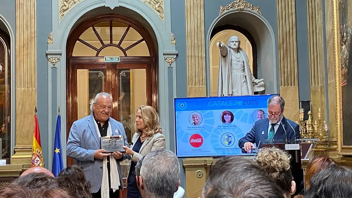Ángel Juárez recibe el Premio Catalejo 2025 en la categoría medioambiental de manos de Theresa Zabell - PHOTO/ATALAYAR