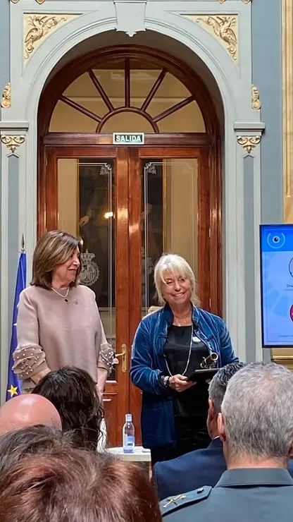 La doctora Raquel Blasco recibe el Premio Catalejo 2025 en la categoría de sanidad y medicina de manos de Elisa Loncan - PHOTO/ATALAYAR