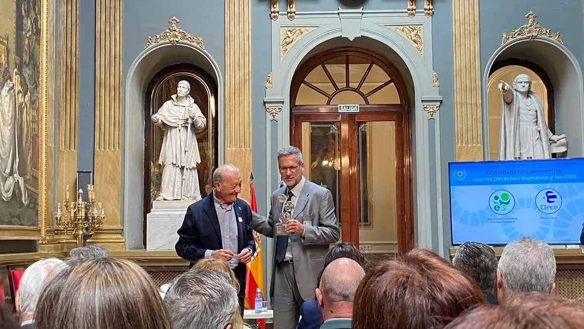 Sebastián Reyna, miembro del ODHE, entrega uno de los Distintivos de Compromiso con los Derechos Humanos y los ODS - PHOTO/ATALAYAR