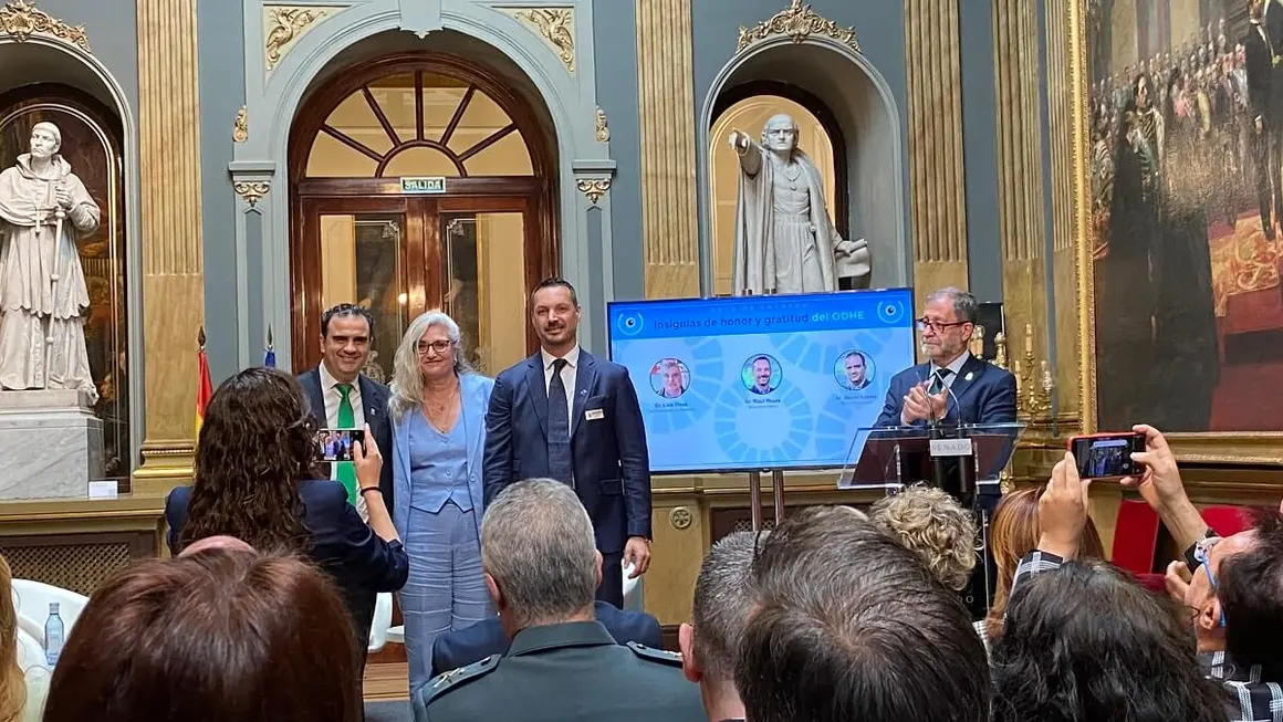 Javier López y Raúl Rojas, de Écija Abogados, reciben las Insignias de Honor y Gratitud del ODHE - PHOTO/ATALAYAR