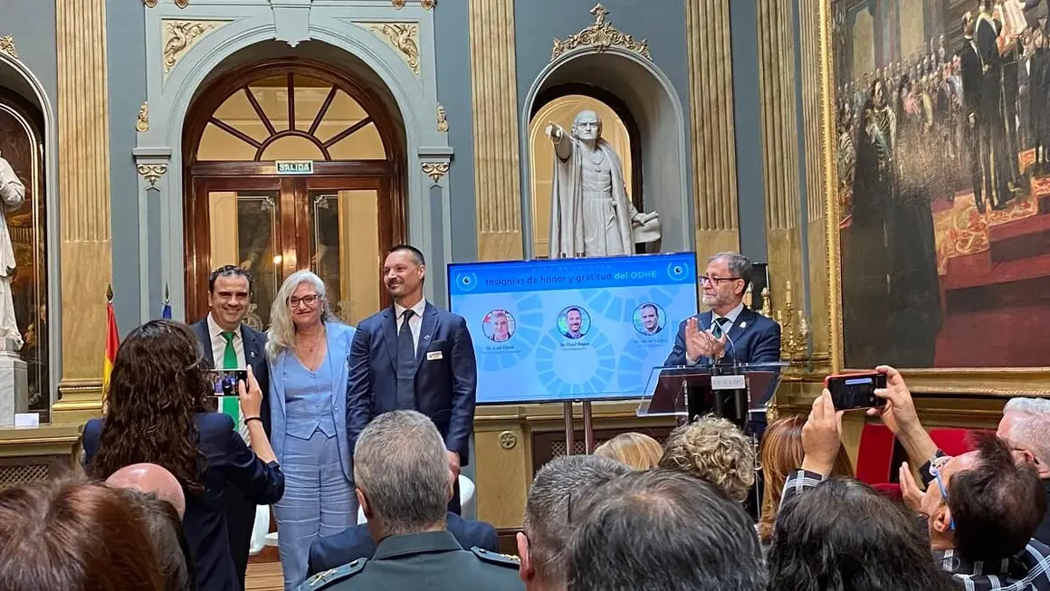 Javier López y Raúl Rojas, de Écija Abogados, reciben las Insignias de Honor y Gratitud del ODHE - PHOTO/ATALAYAR