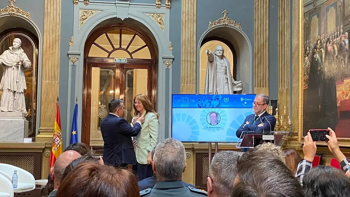 María Sanabria recibe la insignia como nuevo miembro del Observatorio de los Derechos Humanos de España - PHOTO/ATALAYAR