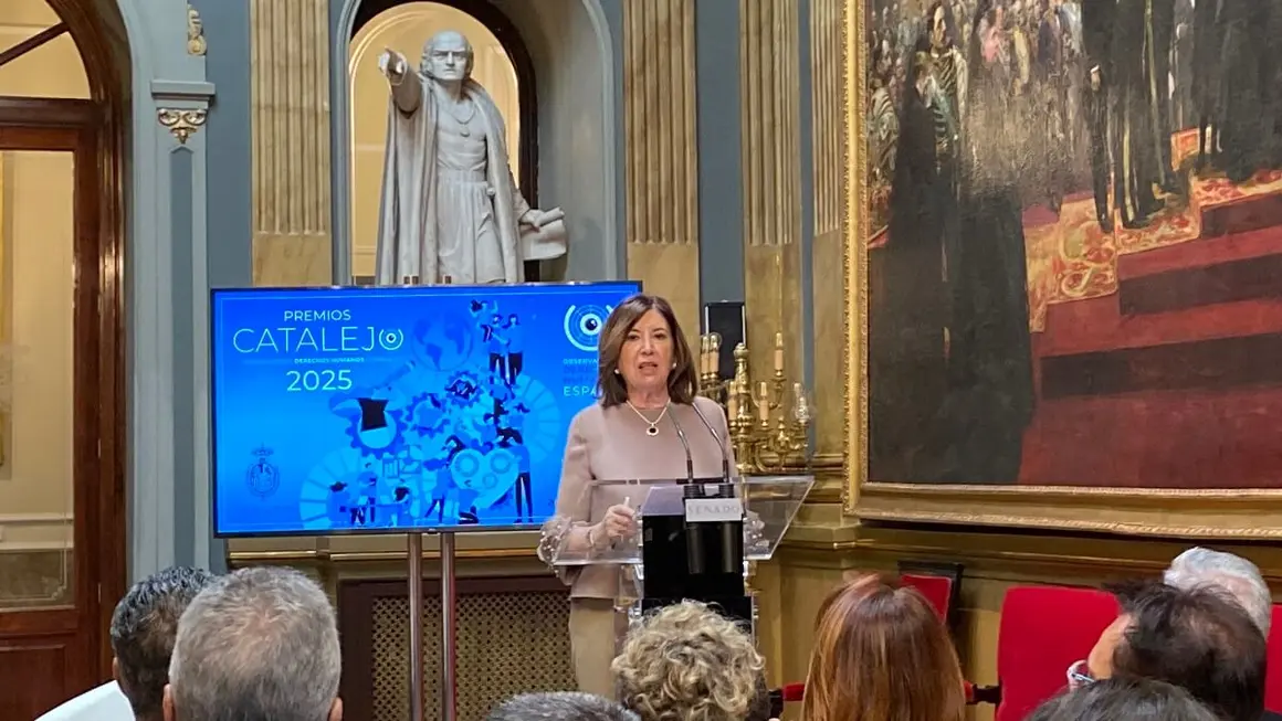 Elisa Loncan, del ODHE, da la bienvenida a los asistentes a los Premios Catalejo 2025 - PHOTO/ATALAYAR