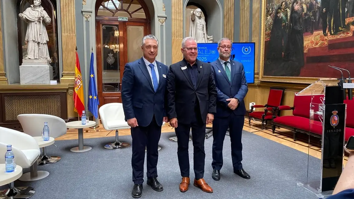 De izquierda a derecha: Mario Rigau, presidente del ODHE; Pere Granados, alcalde de Salou; y Francisco López, presidente del Jurado de los Premios Catalejo - PHOTO/ATALAYAR