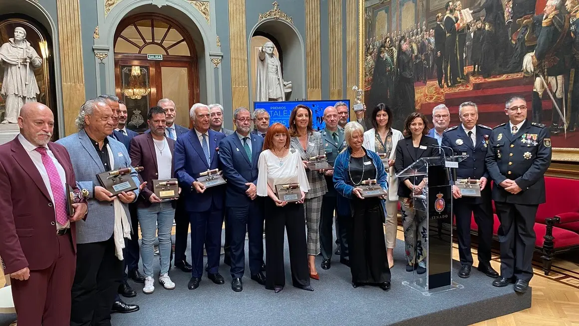 Foto de familia de los galardonados en los Premios Catalejo 2025, en el Salón de Pasos Perdidos del Senado - PHOTO/ATALAYAR
