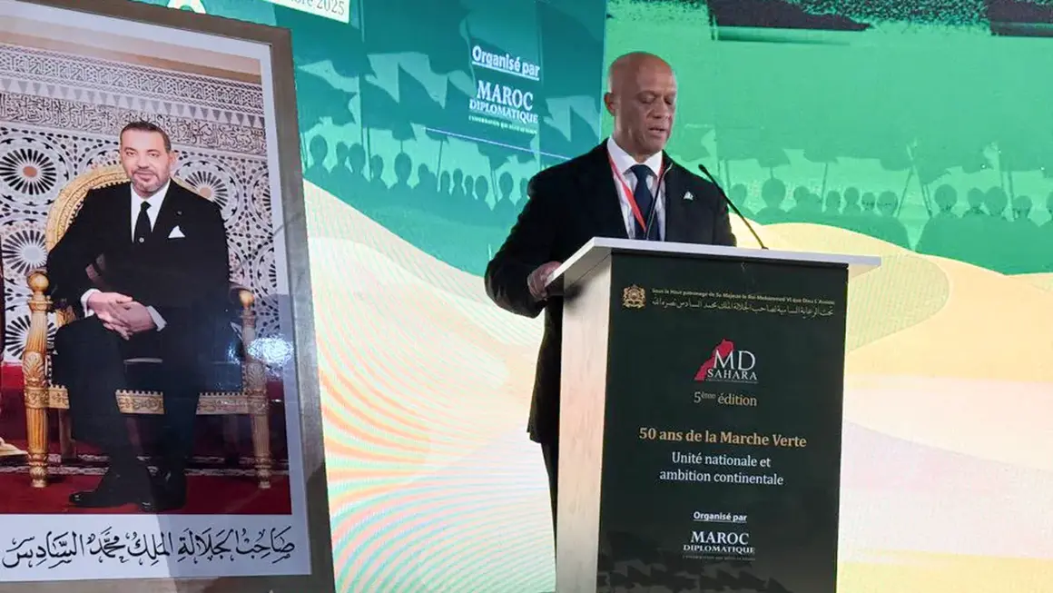 Luis Filipe Tavares, exministro de Asuntos Exteriores y Defensa de Cabo Verde, durante su discurso en el&nbsp;Foro MD S&aacute;hara, organizado por Maroc Diplomatique en Dajla, Marruecos