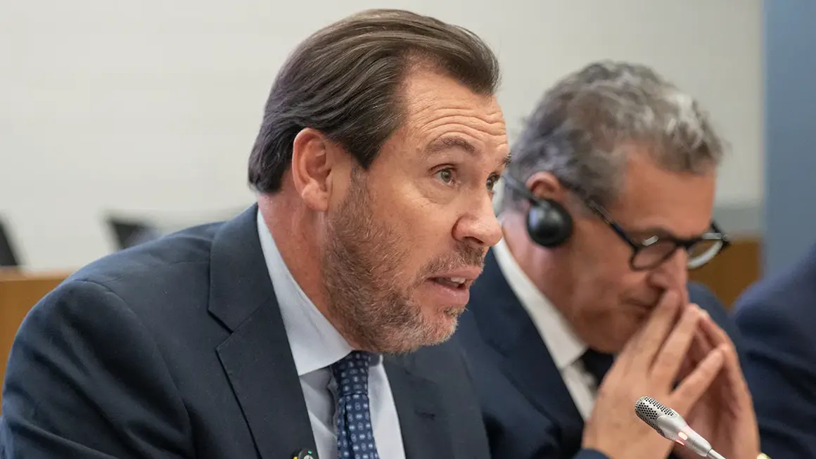 El ministro de Transportes, &ouml;scar Puente, en un momento de su intervenci&oacute;n, junto al jefe de Gobierno de Marruecos, Aziz Akhannouch - PHOTO/GUILLERMO L&Oacute;PEZ