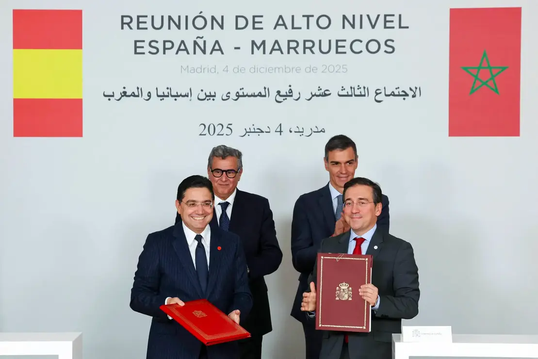 El presidente del Gobierno espa&ntilde;ol, Pedro S&aacute;nchez, y el ministro del Interior marroqu&iacute;, Aziz Akhannouch, asisten a la firma de acuerdos con el ministro de Asuntos Exteriores espa&ntilde;ol, Jos&eacute; Manuel Albares, y el ministro de Asuntos Exteriores marroqu&iacute;, Nasser Bourita, en el Palacio de la Moncloa, en Madrid, Espa&ntilde;a, el 4 de diciembre de 2025 - REUTERS/Violeta Santos