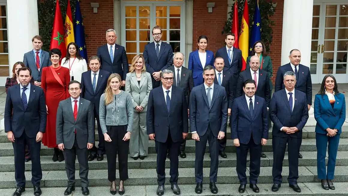 El presidente del Gobierno espa&ntilde;ol, Pedro S&aacute;nchez, el ministro del Interior marroqu&iacute;, Aziz Akhannouch, el ministro de Asuntos Exteriores espa&ntilde;ol, Jos&eacute; Manuel Albares, y el ministro de Asuntos Exteriores marroqu&iacute;, Nasser Bourita, posan para una foto de familia en el Palacio de la Moncloa, en Madrid, Espa&ntilde;a, el 4 de diciembre de 2025 - REUTERS/Violeta Santos
