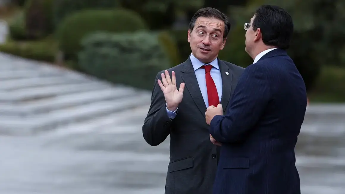 El ministro de Asuntos Exteriores espa&ntilde;ol, Jos&eacute; Manuel Albares, reacciona junto al ministro de Asuntos Exteriores marroqu&iacute;, Nasser Bourita, mientras esperan la llegada del primer ministro marroqu&iacute;, Aziz Akhannouch, al Palacio de la Moncloa en Madrid, Espa&ntilde;a, el 4 de diciembre de 2025 - REUTERS/Violeta Santos