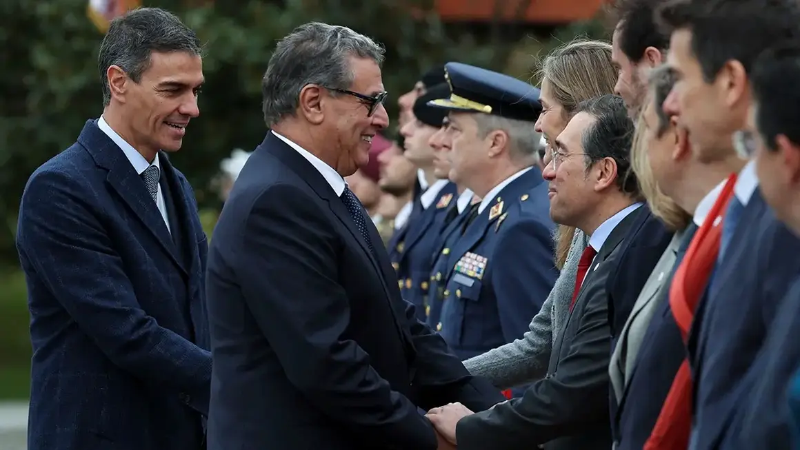 El primer ministro marroqu&iacute;, Aziz Akhannouch, estrecha la mano del ministro de Asuntos Exteriores espa&ntilde;ol, Jos&eacute; Manuel Albares, junto al presidente del Gobierno espa&ntilde;ol, Pedro S&aacute;nchez, durante una ceremonia de bienvenida con honores militares en el Palacio de la Moncloa, en Madrid, Espa&ntilde;a, el 4 de diciembre de 2025 - REUTERS/Violeta Santos