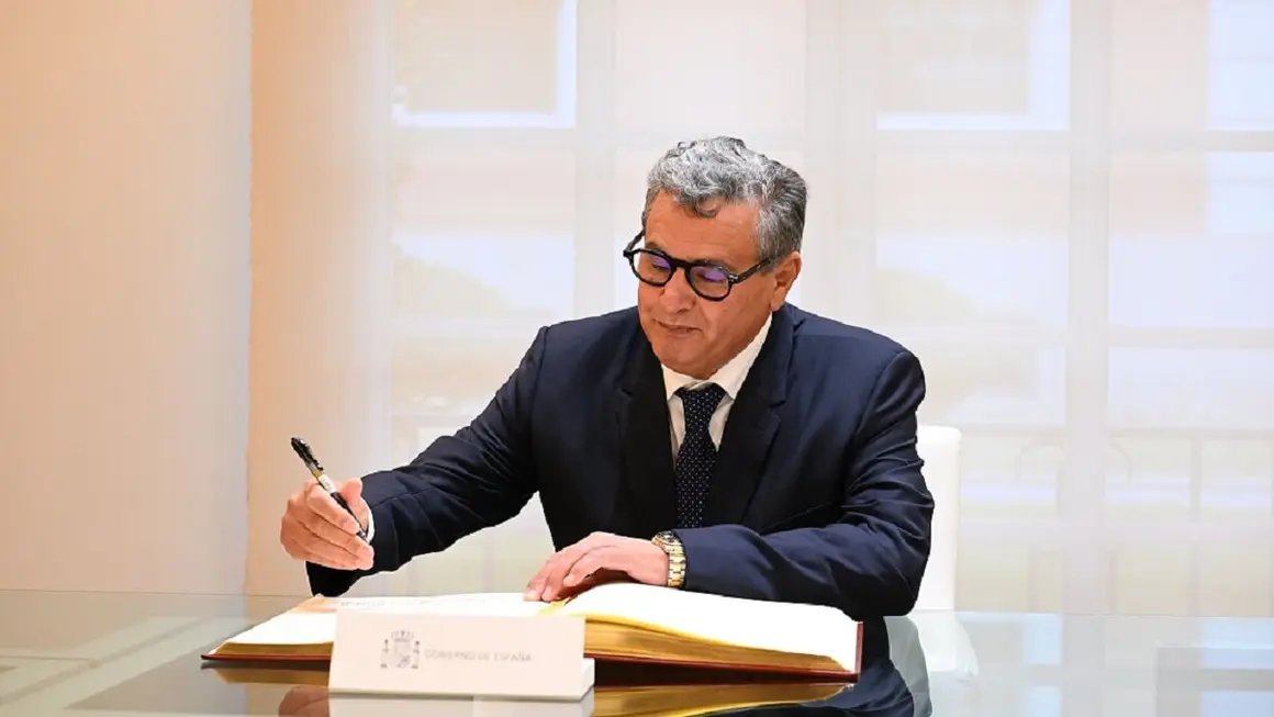 El primer ministro marroqu&iacute;, Aziz Akhannouch, firma en el libro de visitas de La Moncloa - PHOTO/Pool Moncloa/Borja Puig de la Bellacasa