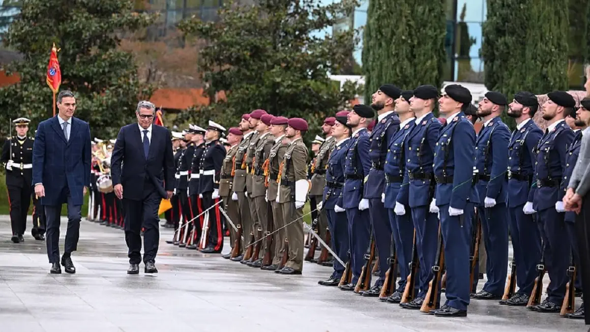 El presidente del Gobierno, Pedro S&aacute;nchez, y el primer ministro de Marruecos, Aziz Akhannouch, en la ceremonia de bienvenida a la delegaci&oacute;n marroqu&iacute; - PHOTO/Pool Moncloa/Borja Puig de la Bellacasa