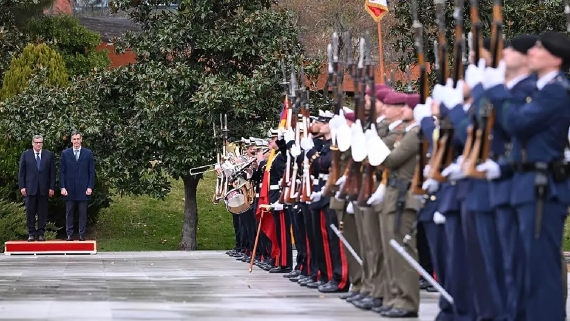El presidente del Gobierno, Pedro S&aacute;nchez, recibe con honores militares al jefe del Gobierno del Reino de Marruecos, Aziz Akhannouch - PHOTO/Pool Moncloa/Borja Puig de la Bellacasa