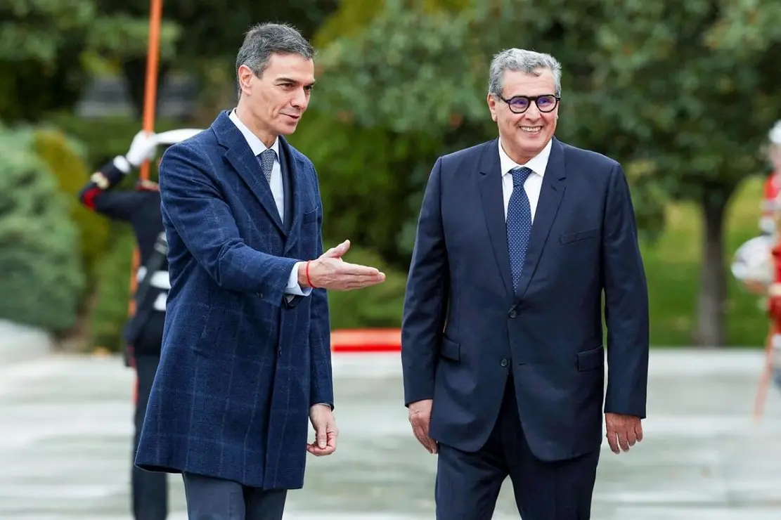 <p>El presidente del Gobierno espa&ntilde;ol, Pedro S&aacute;nchez, recibe al primer ministro marroqu&iacute;, Aziz Akhannouch, con honores militares en el Palacio de la Moncloa, en Madrid, Espa&ntilde;a, el 4 de diciembre de 2025 - REUTERS/Violeta Santos Moura</p>

