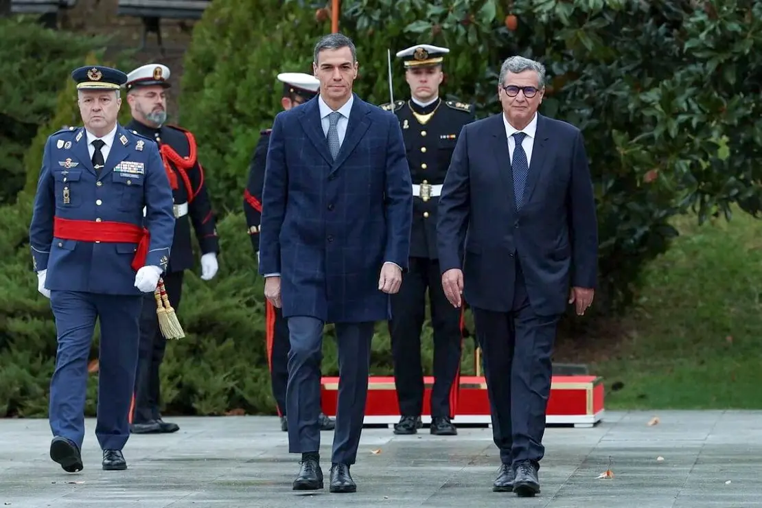 El presidente del Gobierno espa&ntilde;ol, Pedro S&aacute;nchez, recibe al primer ministro marroqu&iacute;, Aziz Akhannouch, con honores militares en el Palacio de la Moncloa, en Madrid, Espa&ntilde;a, el 4 de diciembre de 2025 - REUTERS/Violeta Santos Moura