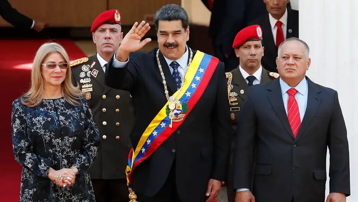 <p paraid="1557514616" paraeid="{38345334-6ad3-4e16-8c38-8071822a7b92}{166}">El presidente de Venezuela, Nicol&aacute;s Maduro, saluda junto a su esposa&nbsp;Cilia&nbsp;Flores y el presidente de la Asamblea Nacional Constituyente (ANC), Diosdado Cabello, durante su llegada a una sesi&oacute;n especial de la Asamblea Nacional Constituyente para presentar su informe anual sobre el estado de la naci&oacute;n en Caracas, Venezuela, el 14 de enero de 2019 - REUTERS/ CARLOS GARCIA RAWLINS&nbsp;</p>
