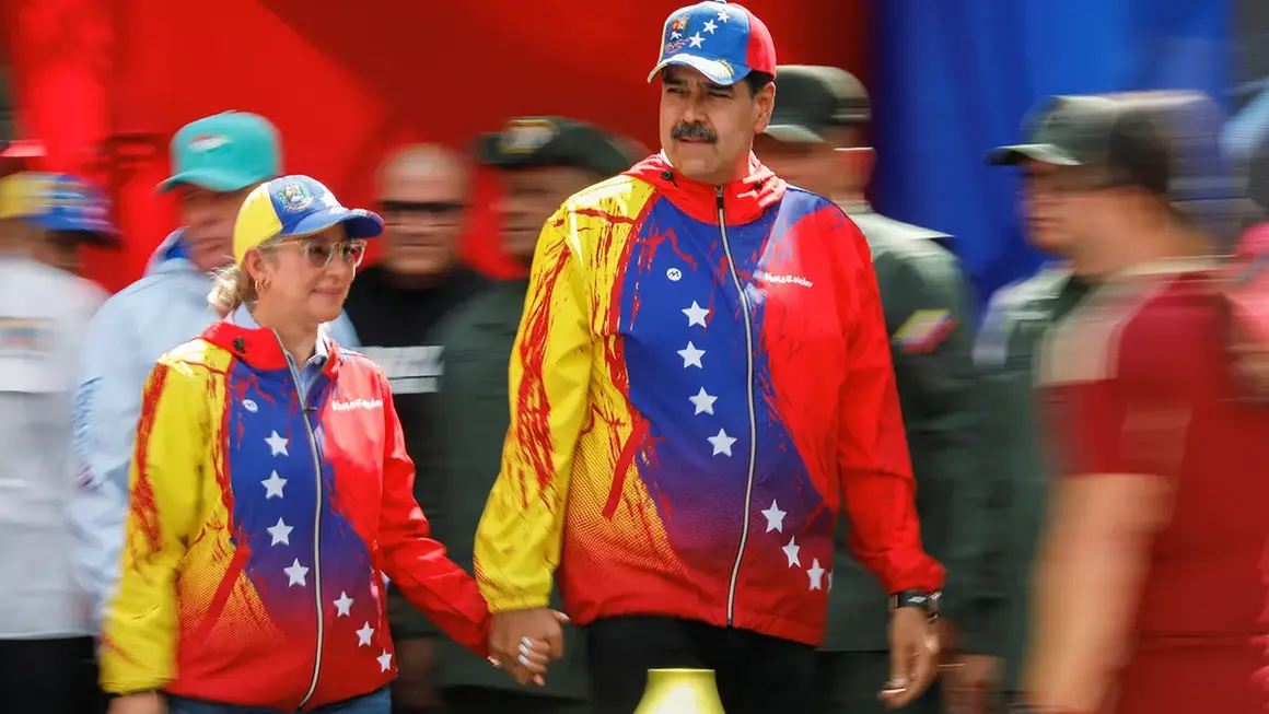 El presidente de Venezuela, Nicol&aacute;s Maduro, y su esposa, Cilia Flores, suben al escenario durante un mitin para conmemorar los 20 a&ntilde;os de la declaraci&oacute;n antiimperialista del difunto presidente Hugo Ch&aacute;vez, en Caracas, Venezuela, el 29 de febrero de 2024 - REUTERS/ LEONARDO FERN&Aacute;NDEZ VILORIA