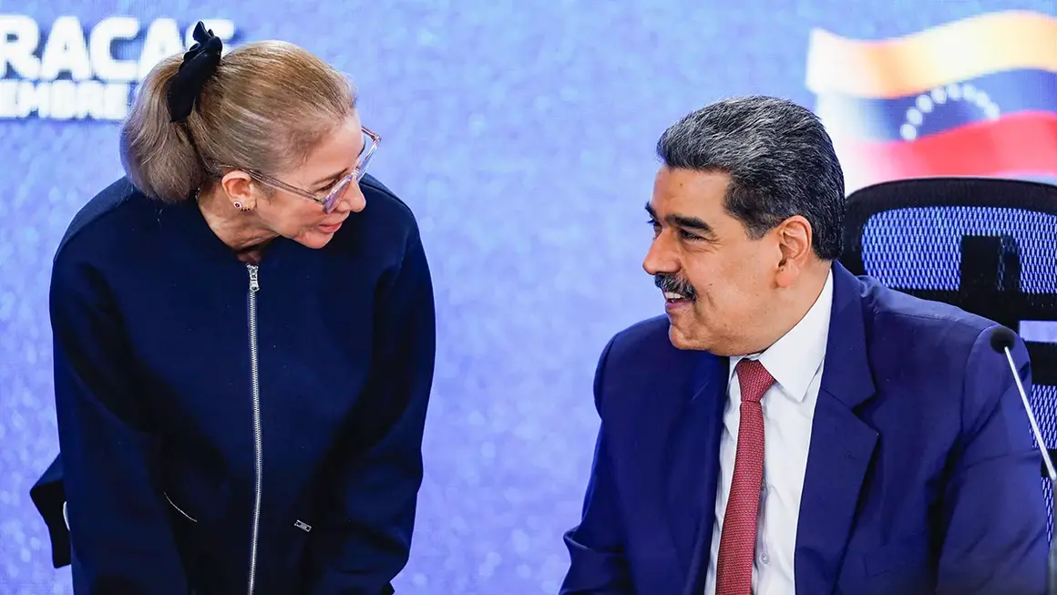 <p paraid="660464606" paraeid="{e07bdd1b-b303-457e-b8ec-5fd96e99571f}{182}">l presidente de Venezuela, Nicol&aacute;s Maduro, reacciona mientras habla con su esposa, la primera dama de Venezuela,&nbsp;Cilia&nbsp;Flores, durante una conferencia de prensa, d&iacute;as despu&eacute;s de que anunciara que Venezuela desplegar&iacute;a defensas militares, policiales y civiles en 284 frentes de batalla, en medio de las crecientes tensiones con Estados Unidos, en Caracas, Venezuela, el 15 de septiembre de 2025 - REUTERS/ LEONARDO FERN&Aacute;NDEZ VILORIA</p>
