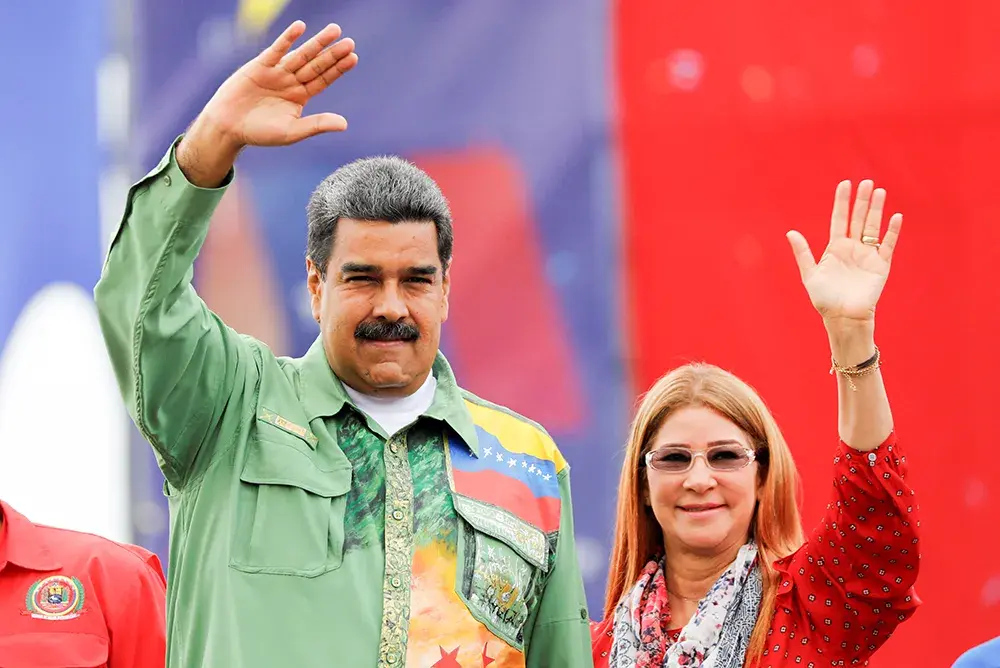 <p paraid="30520208" paraeid="{e07bdd1b-b303-457e-b8ec-5fd96e99571f}{83}">El presidente de Venezuela, Nicol&aacute;s Maduro, y su esposa,&nbsp;Cilia&nbsp;Flores, saludan a sus seguidores durante el mitin de cierre de campa&ntilde;a en Caracas, Venezuela, el 17 de mayo de 2018 - REUTERS/CARLOS JASSO</p>
