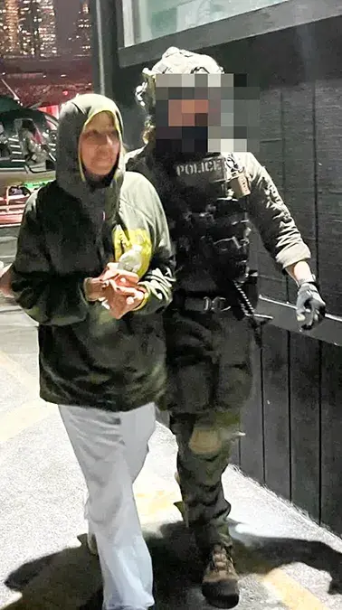 <p paraid="1353550613" paraeid="{e07bdd1b-b303-457e-b8ec-5fd96e99571f}{48}">Cilia&nbsp;Flores, esposa del presidente venezolano Nicol&aacute;s Maduro, es escoltada por un agente de la Administraci&oacute;n para el Control de Drogas de Estados Unidos (DEA) tras llegar a un helipuerto en la ciudad de Nueva York, Estados Unidos, el 3 de enero de 2026 - PHOTO/ REUTERS</p>
