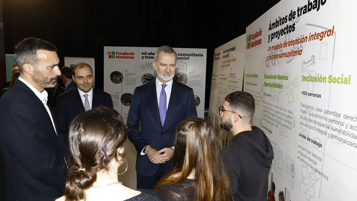 Su Majestad el Rey en un di&aacute;logo informal, moderado por el director de la Fundaci&oacute;n Marianao, con j&oacute;venes beneficiarios de los programas de la Fundaci&oacute;n
&copy; Casa de S.M. el Rey