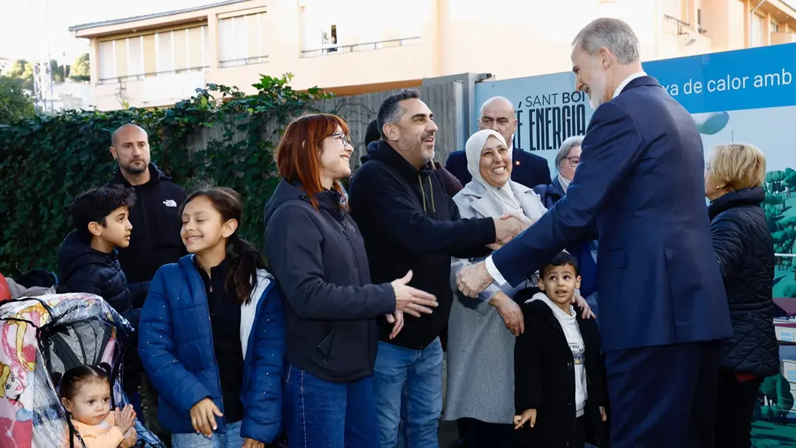 Su Majestad el Rey recibe el saludo de los vecinos de Sant Boi de Llobregat que se congregaban a su llegada
&copy; Casa de S.M. el Rey