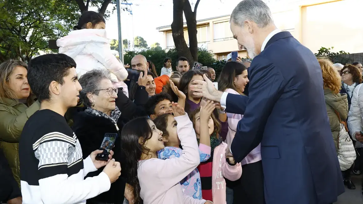 Su Majestad el Rey antes de entrar en el polideportivo, saluda a los vecinos de Sant Boi de Llobregat
&copy; Casa de S.M. el Rey