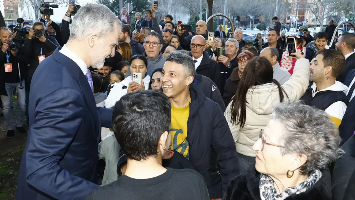 Su Majestad el Rey recibe el saludo de los vecinos de Sant Boi de Llobregat que se congregaban a su llegada
&copy; Casa de S.M. el Rey