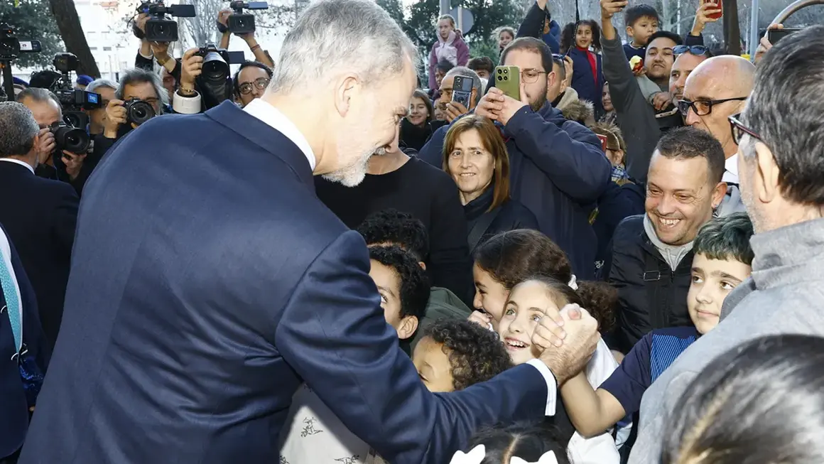 Su Majestad el Rey recibe el saludo de los vecinos de Sant Boi de Llobregat que se congregaban a su llegada
&copy; Casa de S.M. el Rey