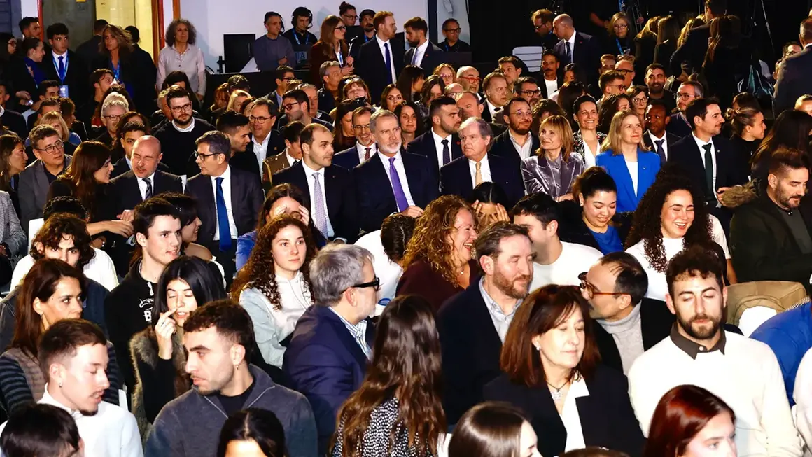 Su Majestad el Rey sentado entre los j&oacute;venes durante la proclamaci&oacute;n del Premio &ldquo;Princesa de Girona Social 2026&rdquo;
&copy; Casa de S.M. el Rey