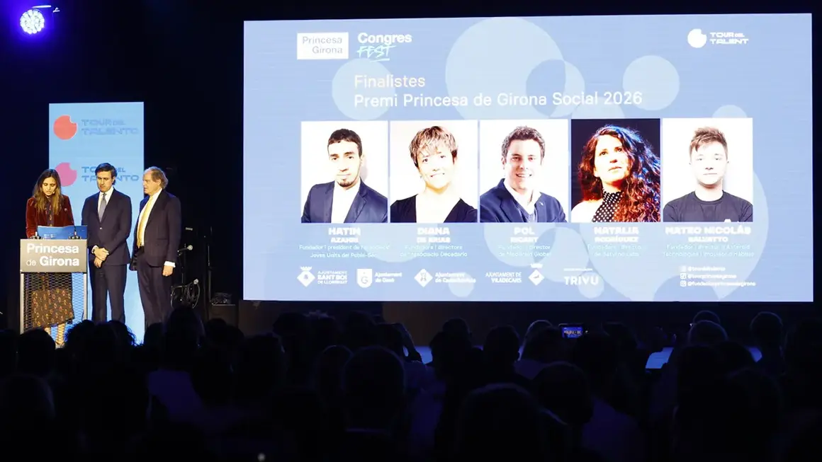 El presidente y el secretario del jurado dan lectura al acta de concesi&oacute;n del Premio &ldquo;Fundaci&oacute;n Princesa de Girona 2026&rdquo;, en la categor&iacute;a &ldquo;Social&rdquo;
&copy; Casa de S.M. el Rey