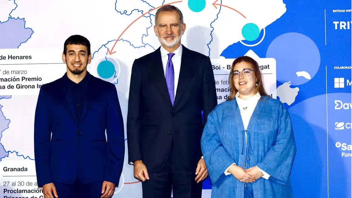 Su Majestad el Rey acompa&ntilde;ado del ganador del Premio &ldquo;Princesa de Girona Social 2026&rdquo;, Hatim Azahri Akhnous y su esposa, Andrea Gonz&aacute;lez
&copy; Casa de S.M. el Rey