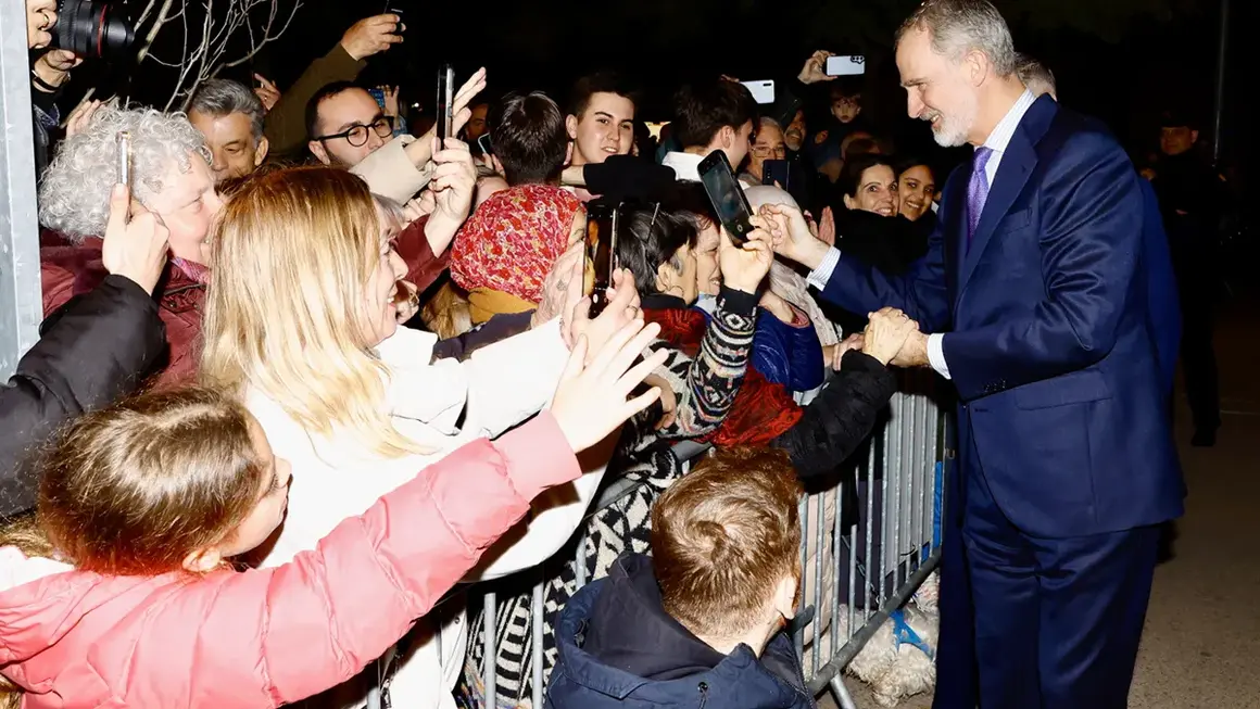 Su Majestad el Rey recibe el saludo de los vecinos de Sant Boi de Llobregat que se congregaban a su salida del acto
&copy; Casa de S.M. el Rey