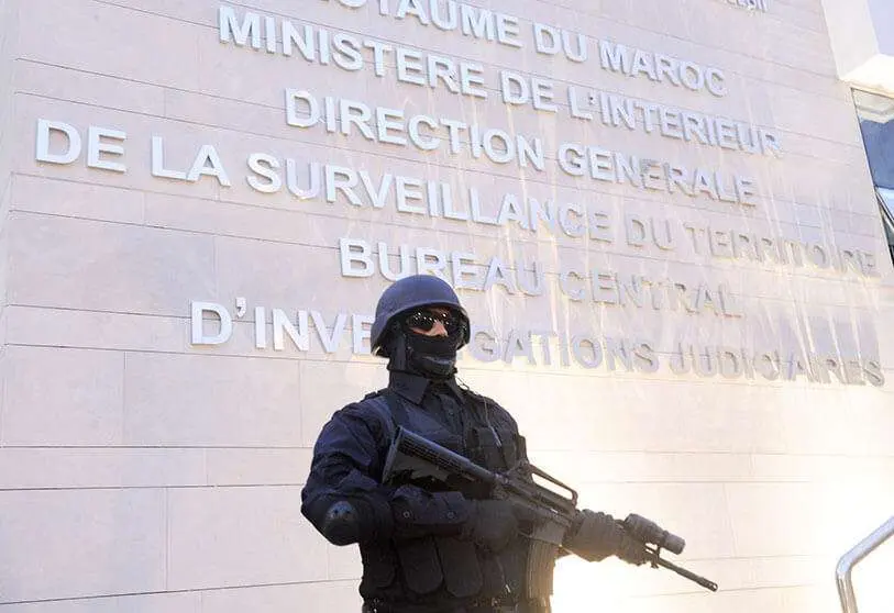Miembro de los cuerpos de seguridad de la DGSN de Marruecos frente al edificio principal de la institución - PHOTO/ARCHIVO