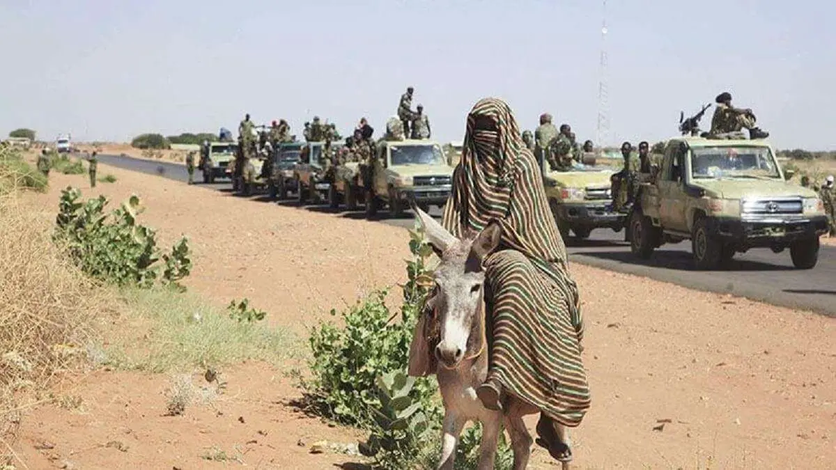AP/ABD RAOUF - Convoy de tropas gubernamentales en el pueblo de Tabit, en la región norte de Darfur en Sudán