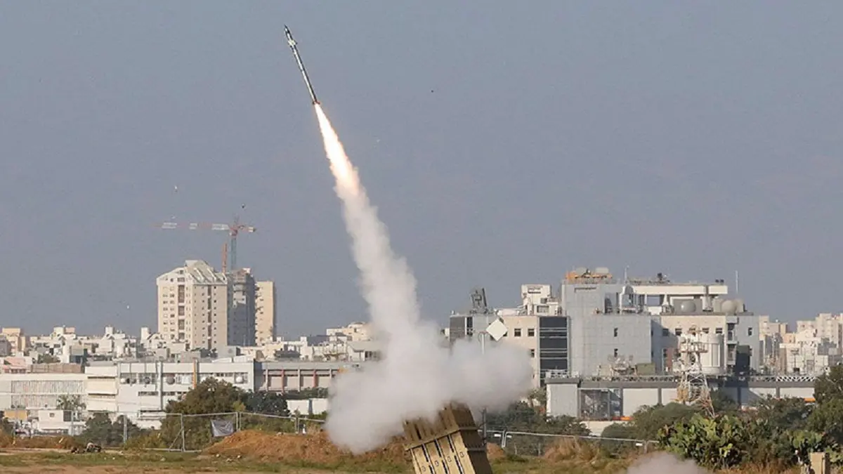 AFP/JACK GUEZ - Un misil israelí es lanzado desde el sistema de misiles de defensa de la Cúpula de Hierro, diseñado para interceptar y destruir los cohetes de corto alcance y los proyectiles de artillería entrantes, en la ciudad israelí de Ashdod