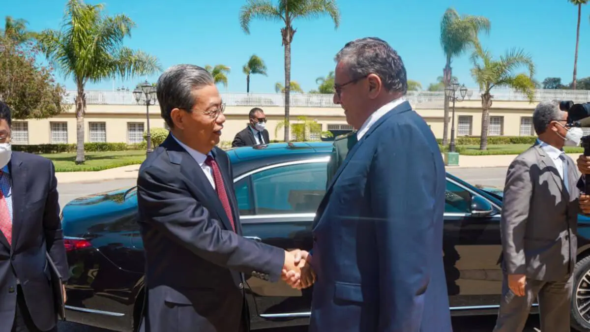 PHOTO/TWITTER/MOROCCO NOW - Aziz Akhannouch, acompañado de varios ministros, recibió este jueves 11 de mayo en Rabat a Zhao Leji, presidente del Comité Permanente de la Asamblea Popular Nacional de China